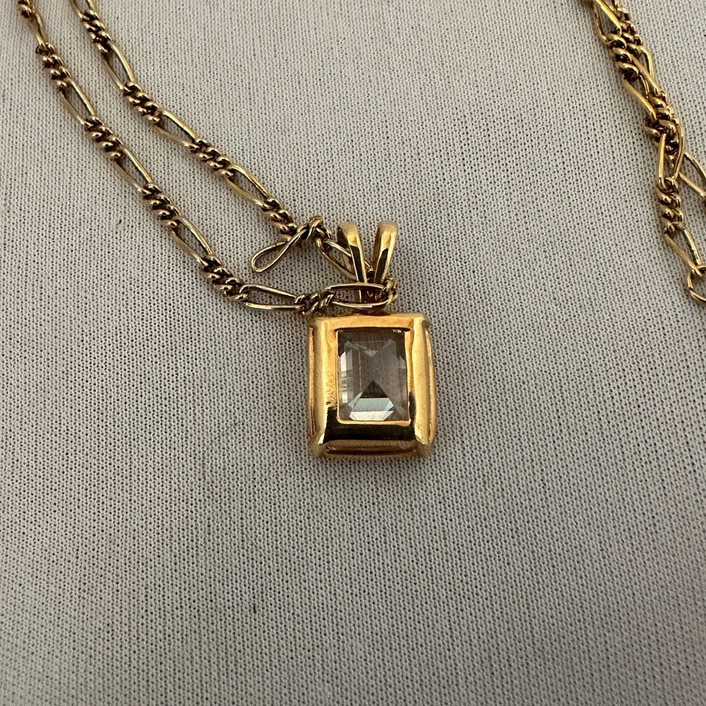 Gold tone pendant with emerald cut clear crystal on a gold tone figaro chain - Picture 4 of 4